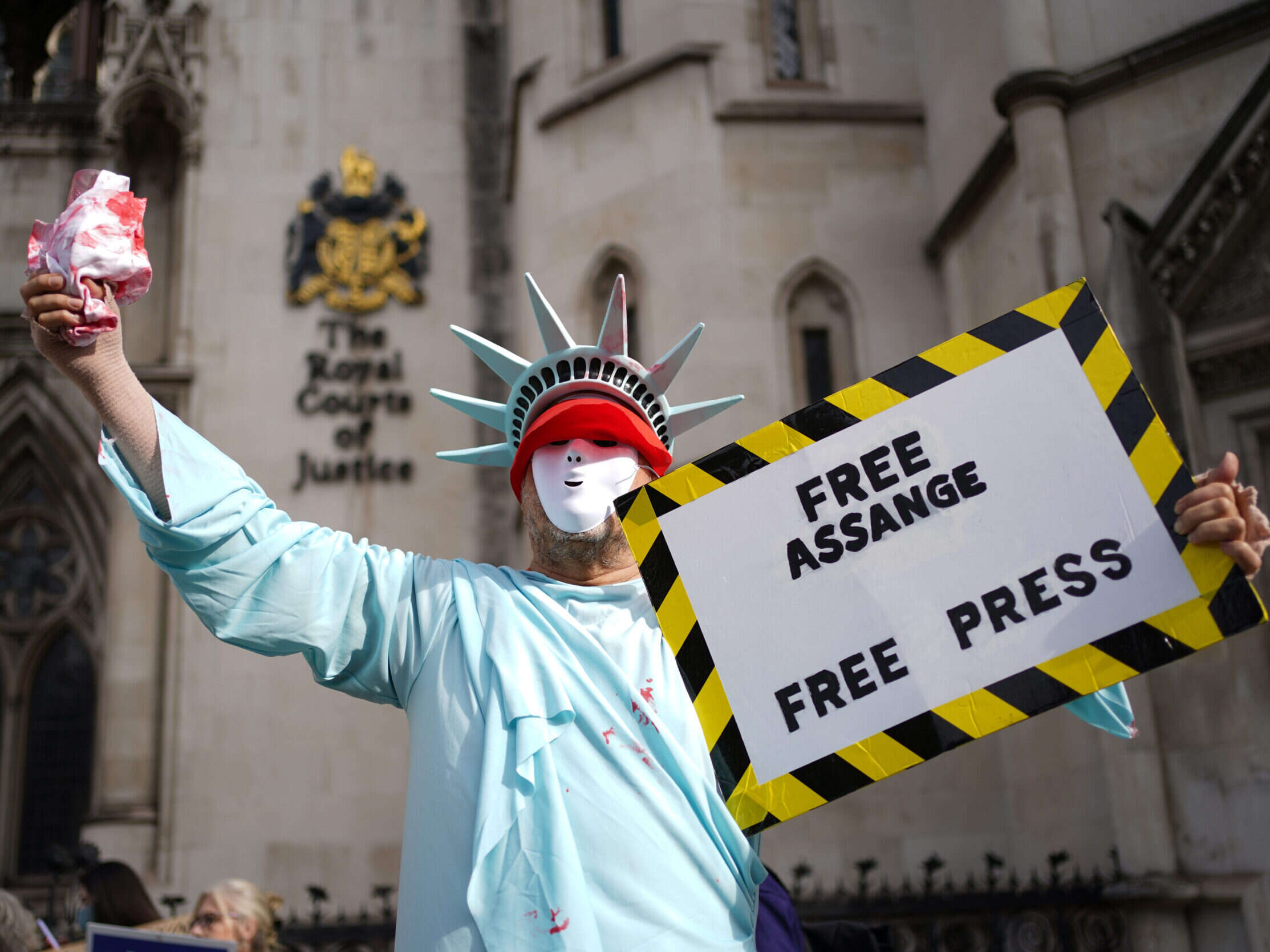 Assange extradition: Judges say US can expand appeal after claim expert 'misled' court