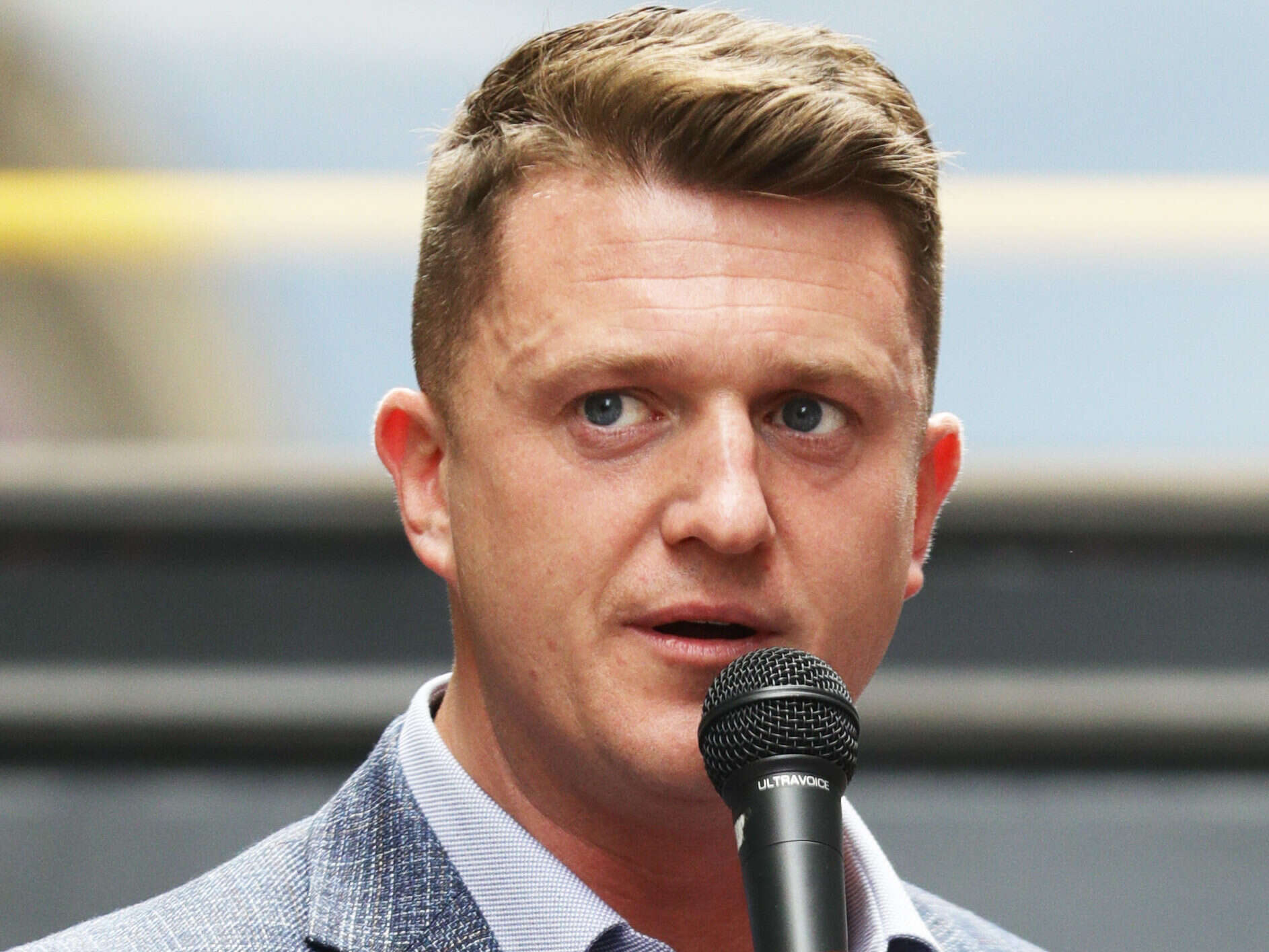 Tommy Robinson encouraged 'vigilante action' by filming defendants in criminal trial, High Court judges find