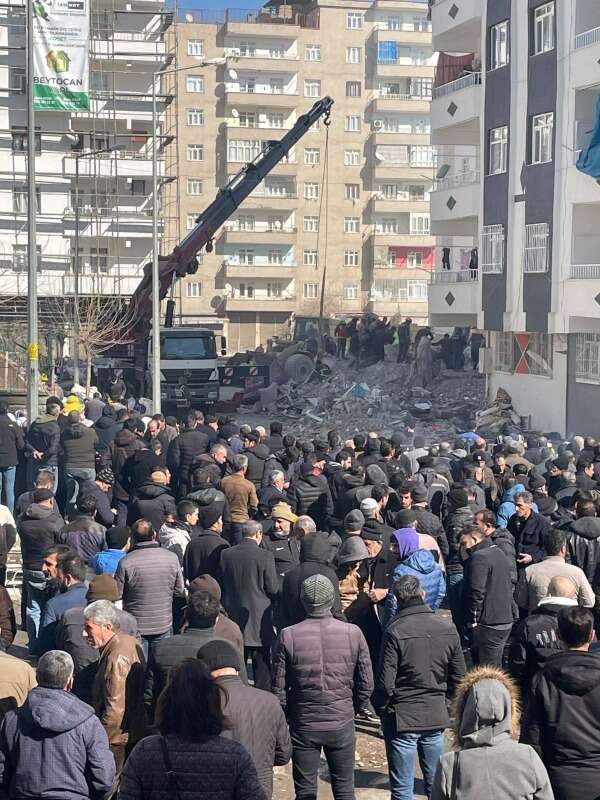 5 News picture of crowds from Turkey earthquake aftermath