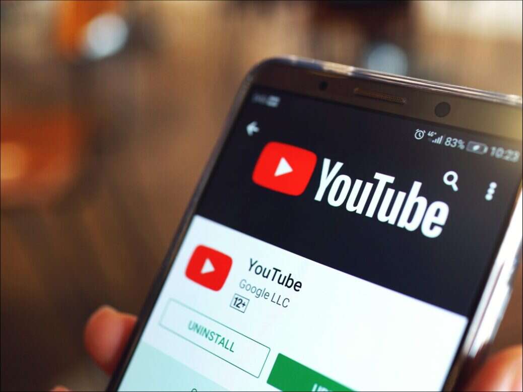 Uno smartphone con l'app Youtube caricata su un app store, che illustra un articolo sui principali editori di notizie sulla piattaforma di streaming video