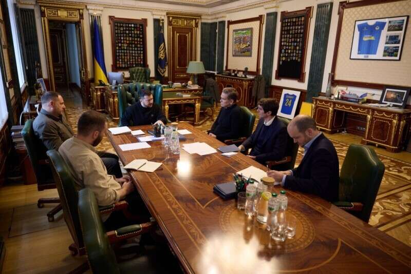 President Zelensky with, to his right, Lachlan Murdoch, and journalists Benjamin Hall and Jerome Starkey