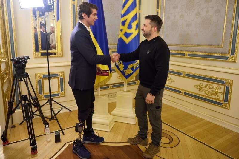 Fox News reporter Benjamin Hall receives order of Merit from Volodymyr Zelensky. Picture: News Corp